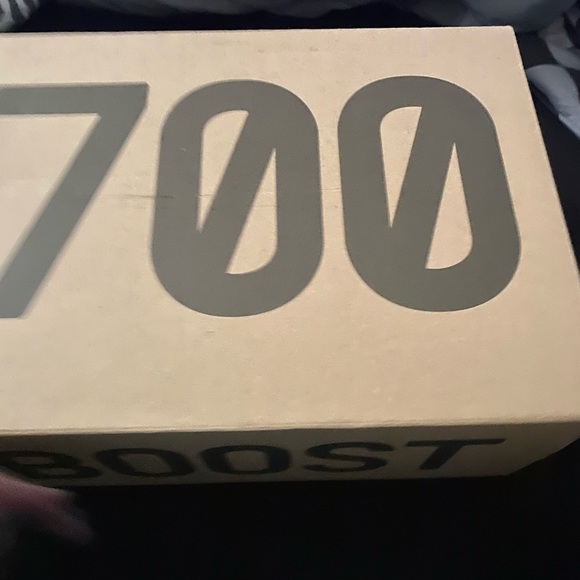 Yeezy Boost 700 V2 - Picture 6 of 7